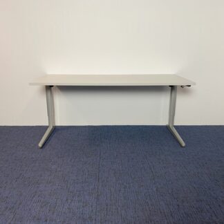 Bureau Ahrend Four_Two (slinger), lichtgrijs blad, aluminium onderstel, 180 x 80 cm.