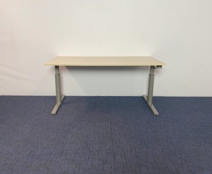 Bureau Gispen (slinger), licht eiken blad, aluminium onderstel, 160 x 80 cm.