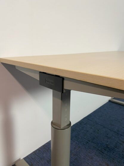 Bureau Gispen (slinger), licht eiken blad, aluminium onderstel, 160 x 80 cm. - Afbeelding 4