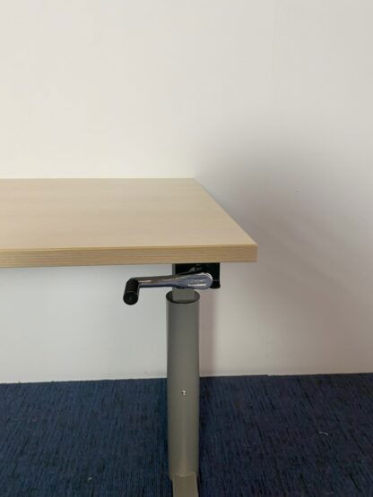 Bureau Gispen (slinger), licht eiken blad, aluminium onderstel, 160 x 80 cm. - Afbeelding 5