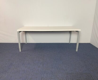 Bureau N-Line, wit blad, aluminium onderstel, 200 x 90 cm.