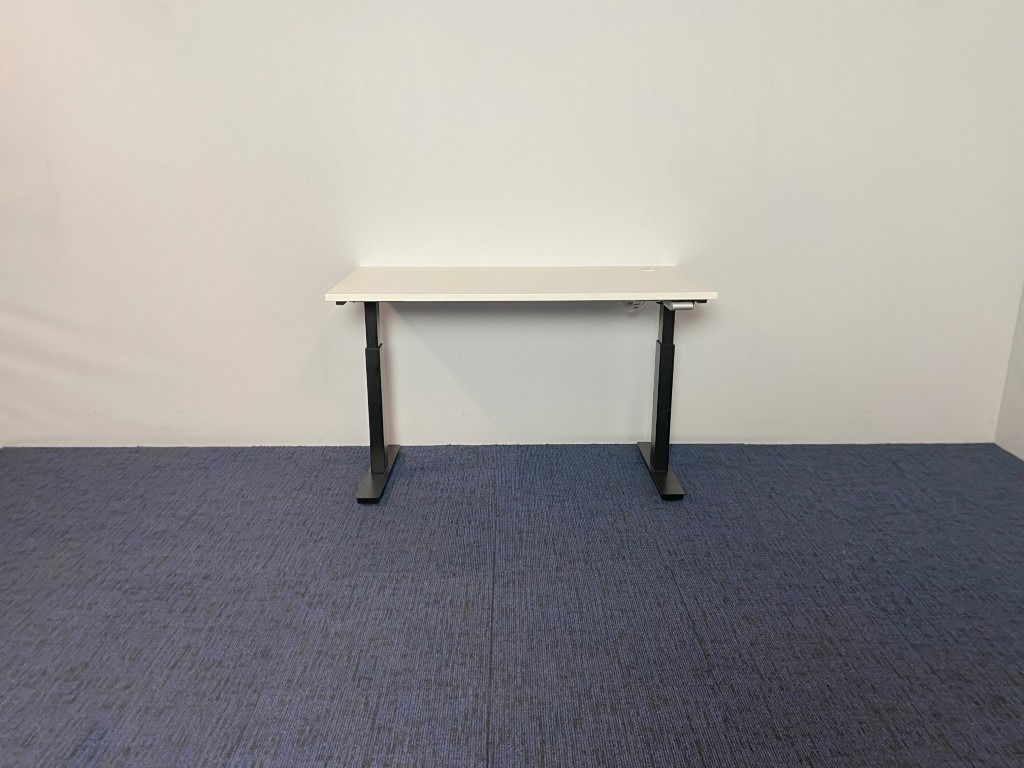 Bureau Voortman (slinger), wit blad, zwart onderstel, 120 x 60 cm.