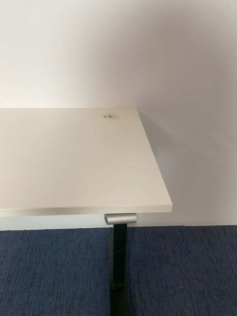 Bureau Voortman (slinger), wit blad, zwart onderstel, 120 x 60 cm. - Afbeelding 4