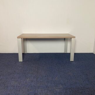 Vergadertafel Unifor, bruin eiken blad, grijs onderstel, 160 x 80 cm.