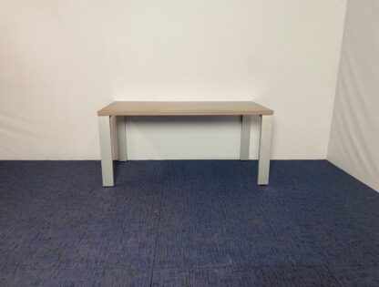 Vergadertafel Unifor, bruin eiken blad, grijs onderstel, 160 x 80 cm.