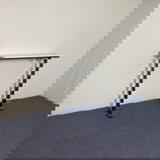 Zit/sta bureau (elektrisch), wit blad, zwart onderstel, 120 x 60 cm.