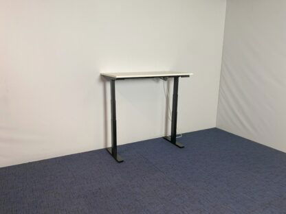 Zit/sta bureau (elektrisch), wit blad, zwart onderstel, 120 x 60 cm.