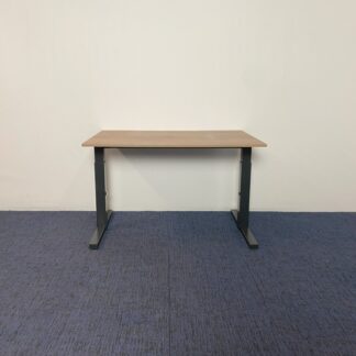 Bureau Gispen, donker eiken blad, zwart frame, 120 x 80 cm.