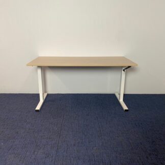 Bureau (slinger), licht eiken blad, wit frame, 160 x 80 cm.