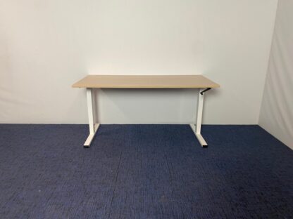 Bureau (slinger), licht eiken blad, wit frame, 160 x 80 cm.