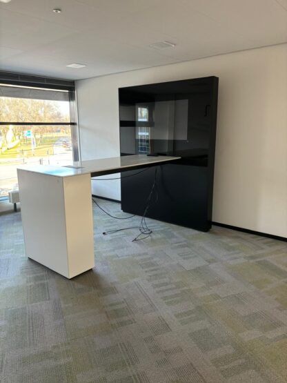 Hoge vergadertafel inclusief TV meubel - wit/zwart