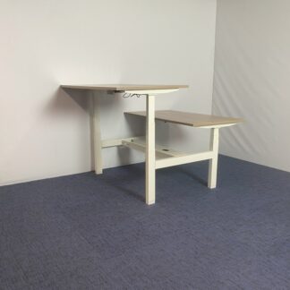Bench zit/sta bureau (elektrisch), robson eiken blad, wit onderstel, 140 x 166 cm.