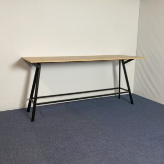 Hoge vergadertafel, Eiken Naturel blad, zwart onderstel, 240 x 90 cm.