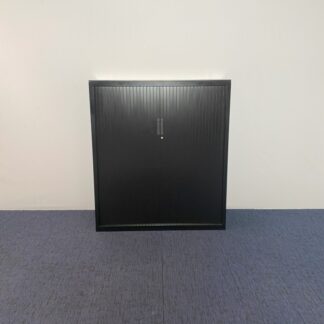 Roldeurkast Lensvelt, zwart, donker beuken topblad, H 140 x B 120 x D 45 cm.