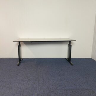 Wingbureau Lensvelt Compass, lichtgrijs blad, zwart onderstel, 180 x 90/80 cm.