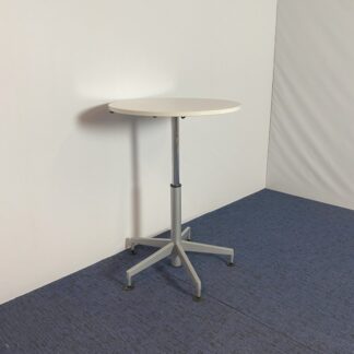Zit/sta ronde vergadertafel Steelcase, wit blad, aluminium onderstel, diameter 120 cm.