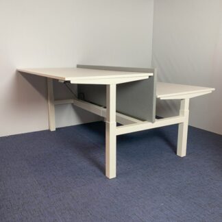 Bench zit/sta bureau Ahrend (elektrisch – incl. akoestische wand), wit blad, wit onderstel, 180 x 210 cm.