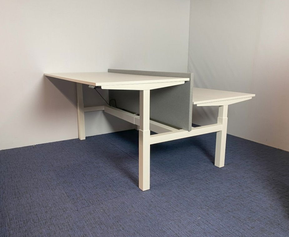 Bench zit/sta bureau Ahrend (elektrisch – incl. akoestische wand), wit blad, wit onderstel, 180 x 210 cm.
