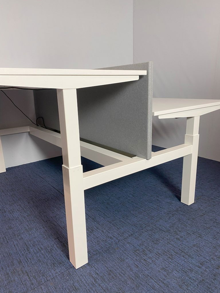 Bench zit/sta bureau Ahrend (elektrisch – incl. akoestische wand), wit blad, wit onderstel, 180 x 210 cm. - Afbeelding 4