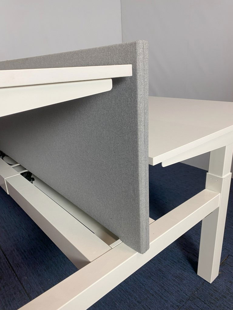 Bench zit/sta bureau Ahrend (elektrisch – incl. akoestische wand), wit blad, wit onderstel, 180 x 210 cm. - Afbeelding 5