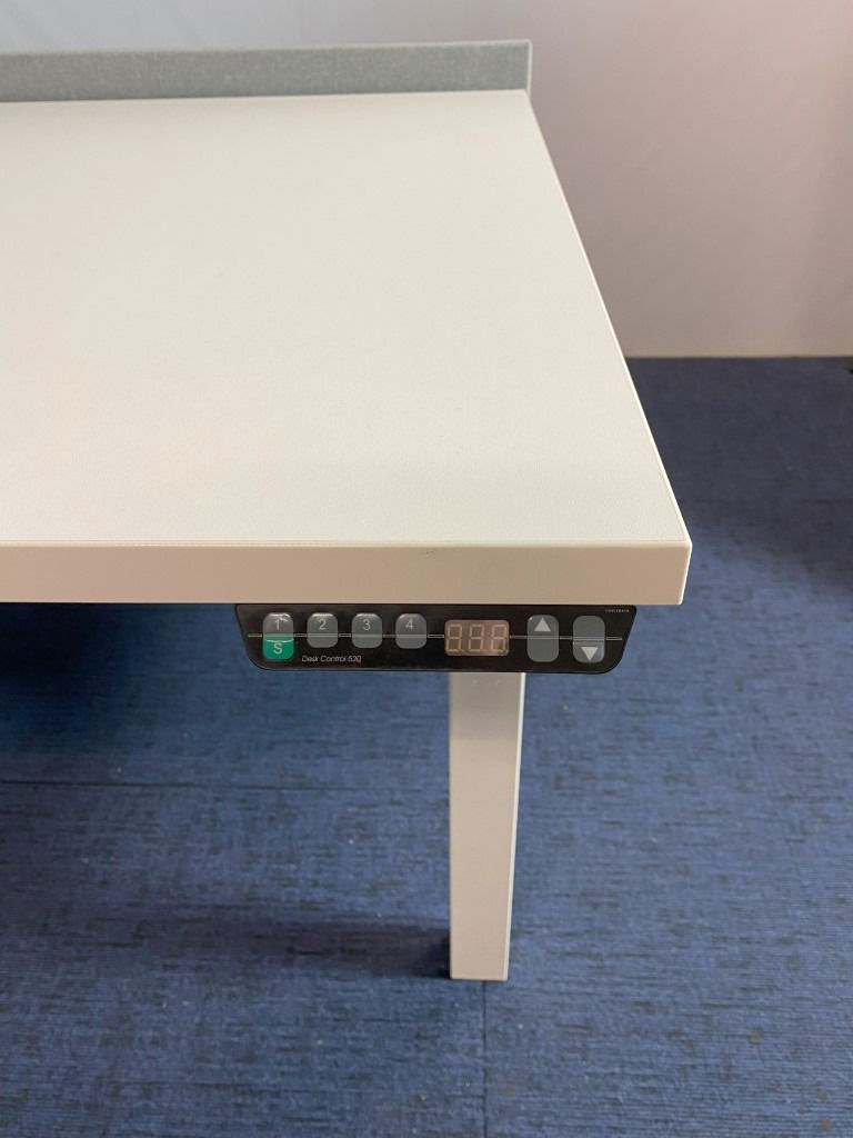 Bench zit/sta bureau Ahrend (elektrisch – incl. akoestische wand), wit blad, wit onderstel, 180 x 210 cm. - Afbeelding 6