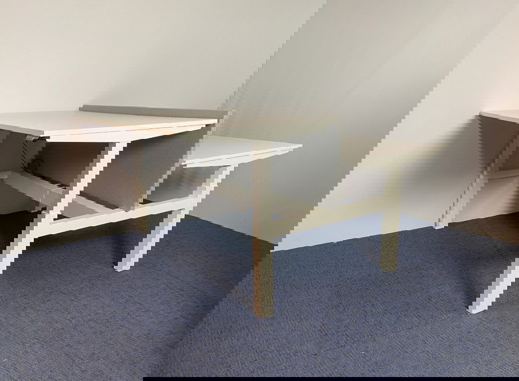 Bench zit/sta bureau Ahrend (elektrisch – incl. akoestische wand), wit blad, wit onderstel, 180 x 210 cm. - Afbeelding 3