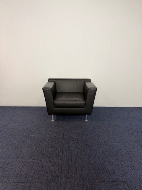 Fauteuil Luxy, zwart kunstleder, H 64 x B 92 x D 76 cm. - Afbeelding 4