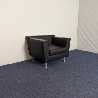 Fauteuil Luxy, zwart kunstleder, H 64 x B 92 x D 76 cm.