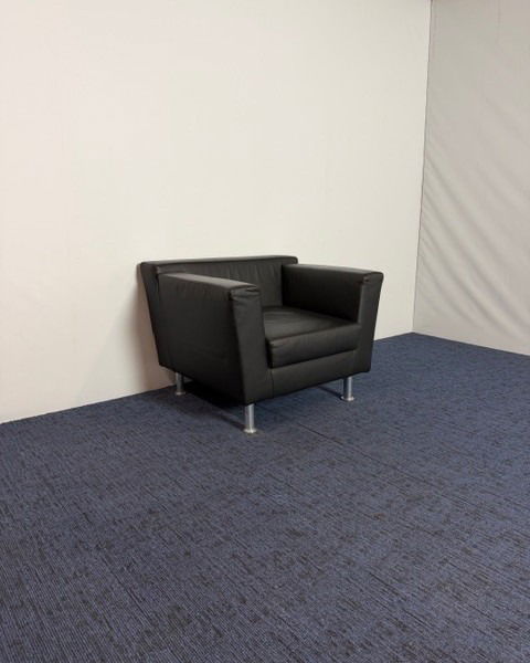 Fauteuil Luxy, zwart kunstleder, H 64 x B 92 x D 76 cm.